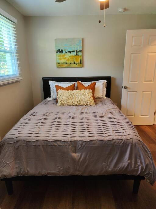 Holiday home Modern 3 Bedroom 2 Bath Home-10 Mins From Airport *